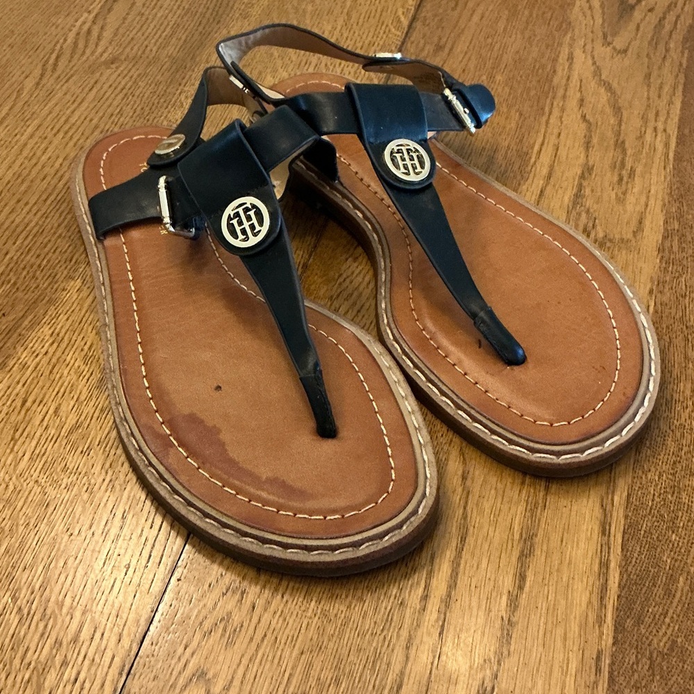 Woman’s Tommy Hilfiger black thong sandal. Size 7.5. Manmade. Gently worn. Cute!